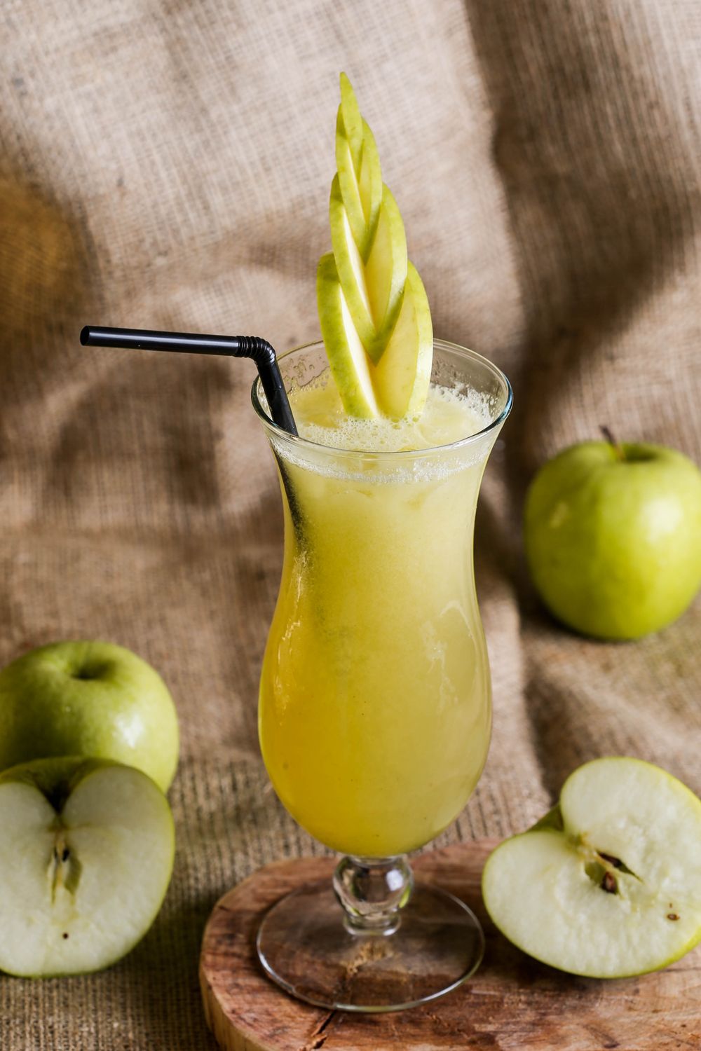 >Karotte, Apfel, Zitrone und ein Löffel Meerrettich: Der Hausmacher-Saft, den Ernährungsexperten mit einer natürlichen Vitaminbombe vergleichen