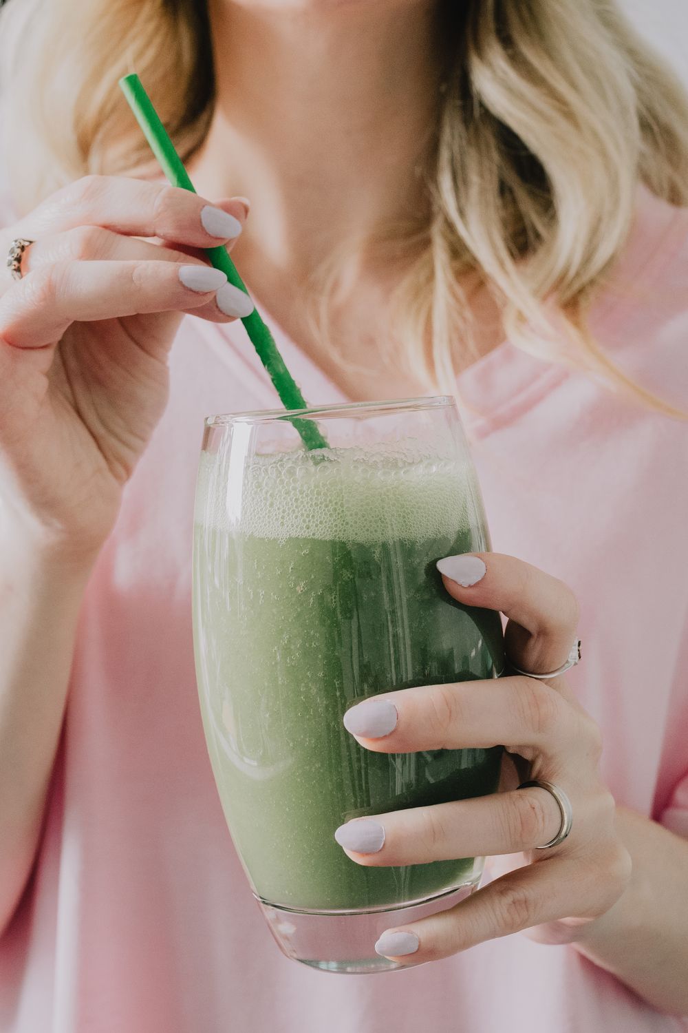Morgens auf nüchternen Magen: Dieser grüne Smoothie mit drei Zutaten unterstützt Verdauung und Wohlbefinden