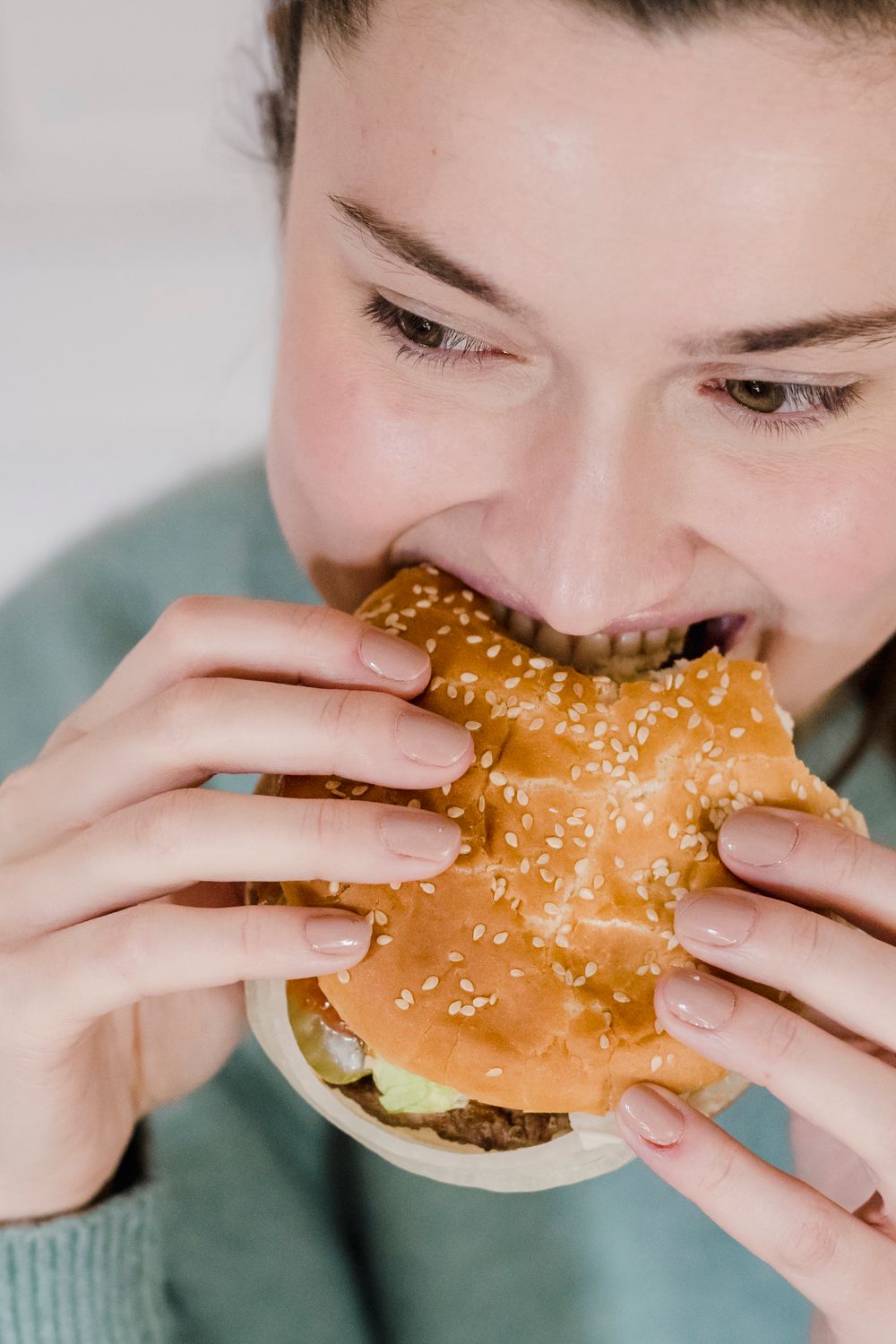 Diese 10 Dinge sollten Sie nach dem Essen besser nicht tun – manche Gewohnheiten schaden mehr, als Sie denken
